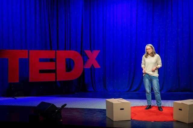 Magda Rakita w swojej mowie 
„Gdzie się pudełko kończy, a gdzie zaczyna” 
opowiada o tym jak łatwo segregujemy ludzi oraz jak możemy przestać to robić
Mówczyni #tedxwarsawwomen2021 edukuje też o skali obecności osób interpłciowych i problemach z jakimi się borykają w obecnej rzeczywistości. 
Jedna z ważniejszych myśli, z którą nas Magda zostawia to rada, jak możemy się przyczynić do poprawy tej sytuacji
Reaguj i działaj, a wszystkim nam będzie żyło się przyjemniej
Link do mowy -  https://bit.ly/rakita
