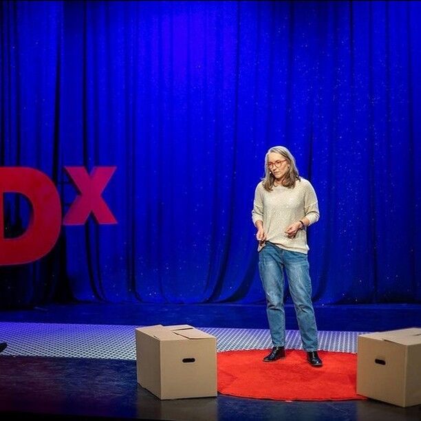 Wow! To już rok od wystąpienia Magdy w TED-x! 
Zobaczcie jak opowiada o interpłciowości i gdzie się pudełko kończy, a gdzie zaczyna...
Wystąpienie TEDx - o interpłciowości - po polsku! 
Współzałożycielka i prezeska Fundacja Interakcja opowiada o tym, jak segregujemy ludzi i jak możemy przestać to robić. Edukuje o skali obecności osób interpłciowych i problemach, z jakimi się borykają w obecnej rzeczywistości. Każdy może przyczynić się do poprawy tej sytuacji. Jesteś nauczycielem biologii, rodzicem, czy po prostu masz świadomość tego, jak różni są ludzie i słyszysz niewłaściwe komentarze. Reaguj i działaj, a wszystkim nam będzie żyło się lepiej. 
#interpłciowość #zróżnicowanecechypłciowe